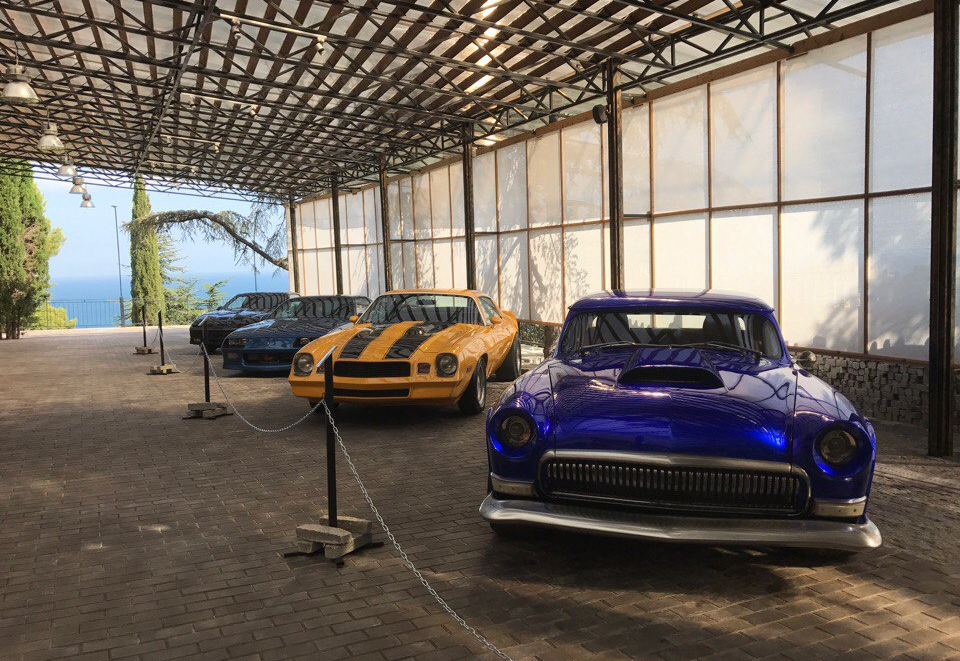 Музей ретро-машин автомобильного искусства в Ялте