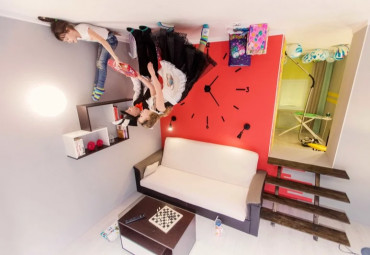 Дом вверх дном