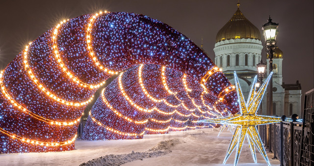 Пока часы двенадцать бьют! Москва