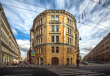 Ускользающий мир Петербургских дворов и парадных.