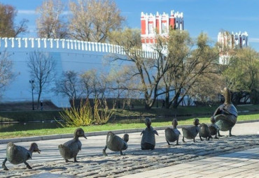 Девичьим полем в Новодевичью обитель. Москва.