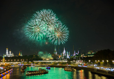 Праздничный салют на Москве-реке.