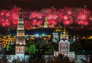 Праздничный салют на Москве-реке.