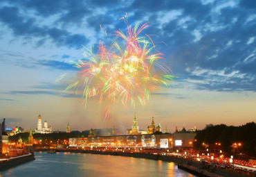 Праздничный салют на Москве-реке.