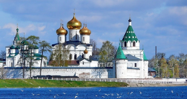 Кострома. Терем Снегурочки + лосеферма + ювелирный завод + музей-заповедник Дворянское Собрание или музей деревянного зодчества. Москва - Сумароково.