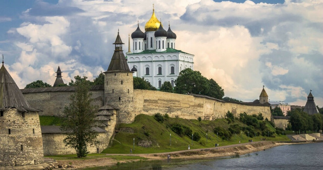 Петербург и Псков. Петергоф - Изборск - Печоры.