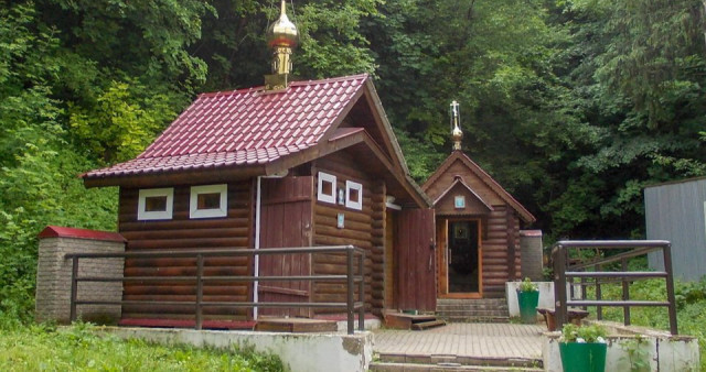 Троицкий источник у подножия горы.