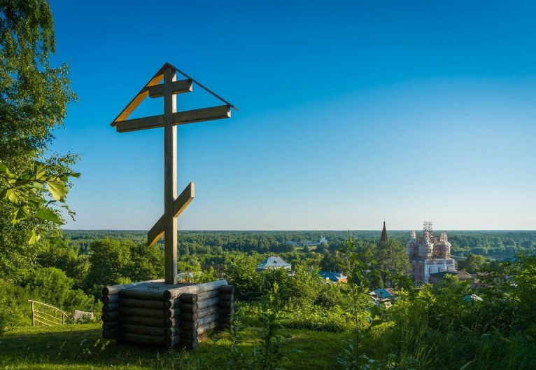 Троицкий источник у подножия горы.