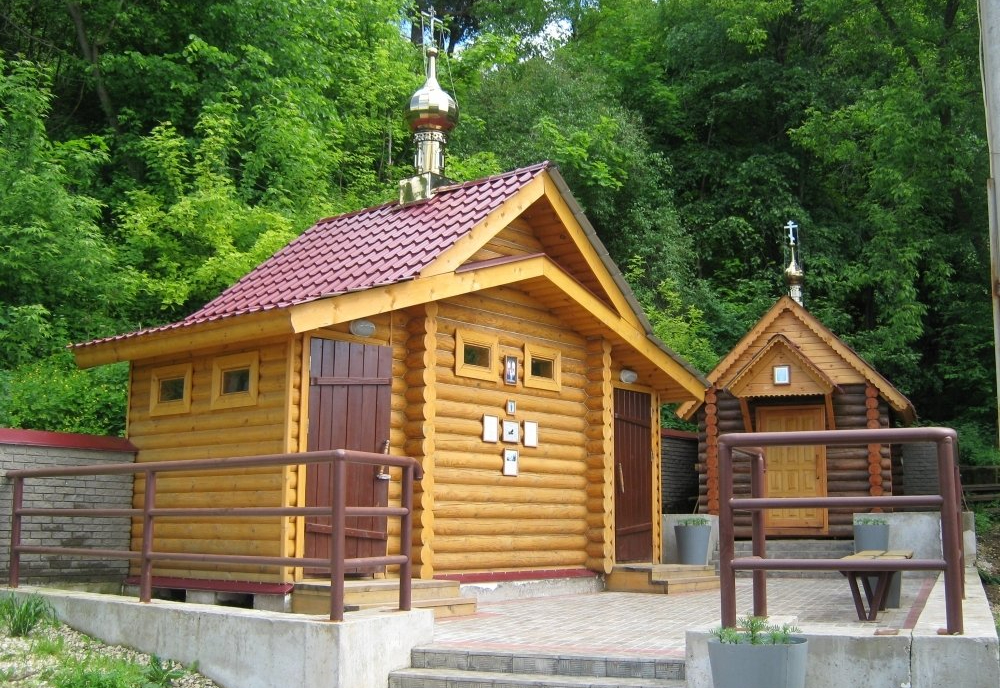 Троицкий источник у подножия горы.