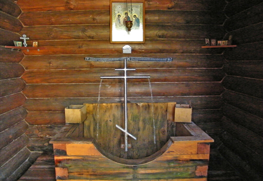 Троицкий источник у подножия горы.