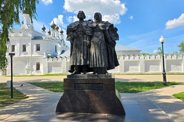 Памятник Петру и Февронии
