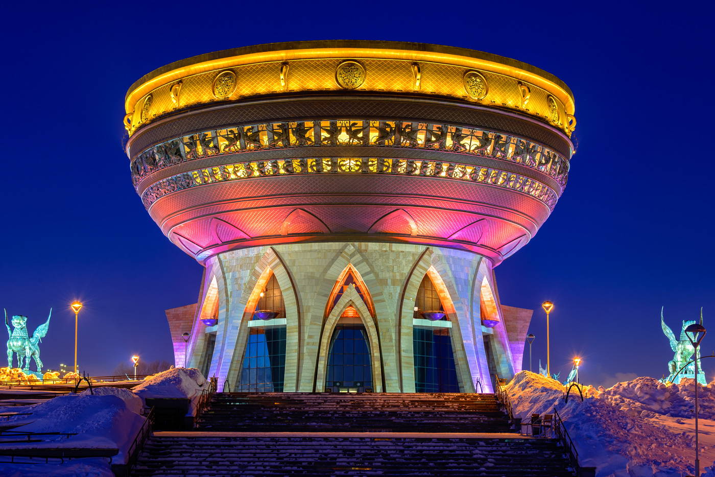 Центр семьи «Казан»: Дворец бракосочетаний в форме золотого котла