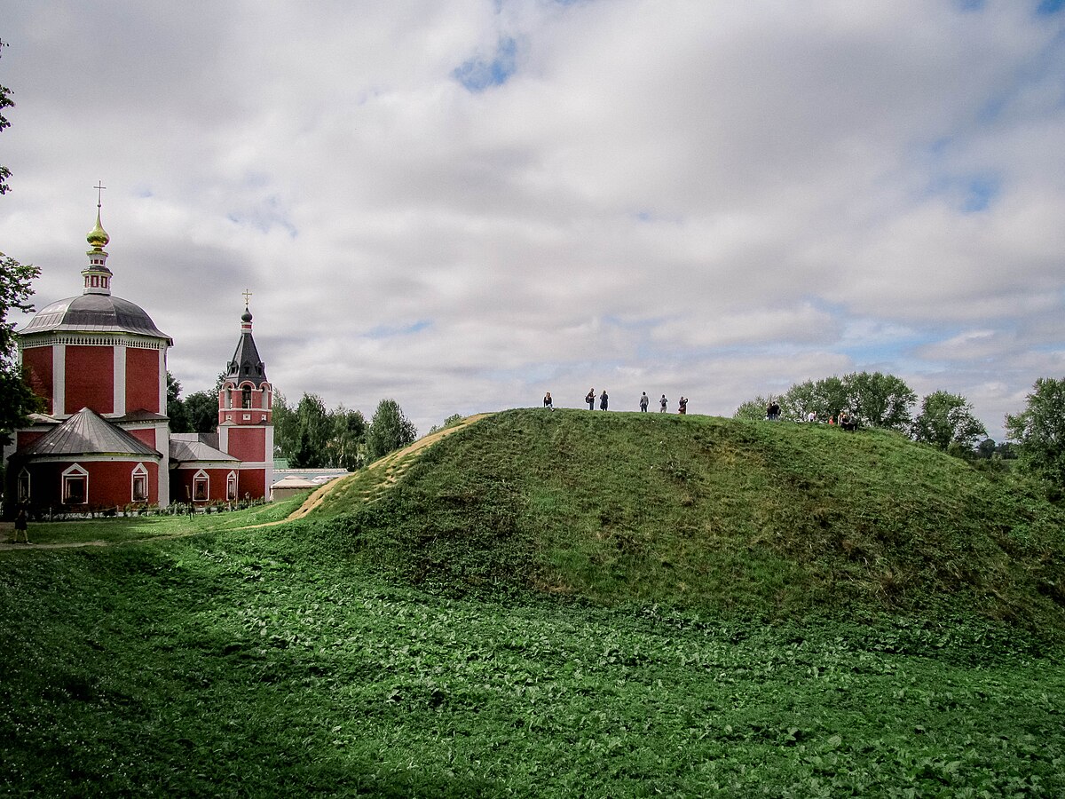 Кремлёвские валы в Суздале: Древняя крепость, вросшая в землю