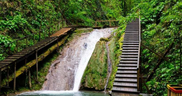 Парк 33 водопада