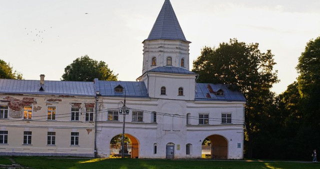 Воротная башня гостиного двора