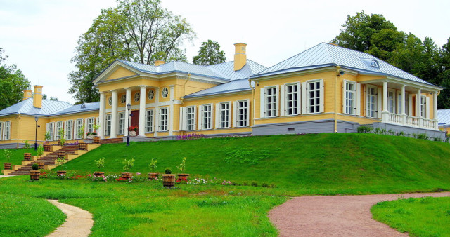 Главный дом усадьбы Монрепо