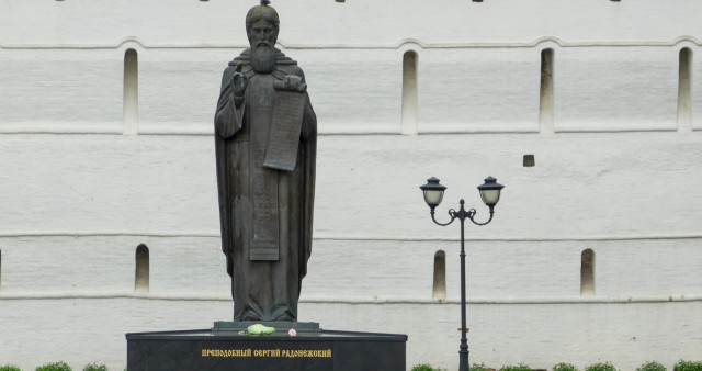 Памятник Преподобному Сергию Радонежскому: благословение у стен обители