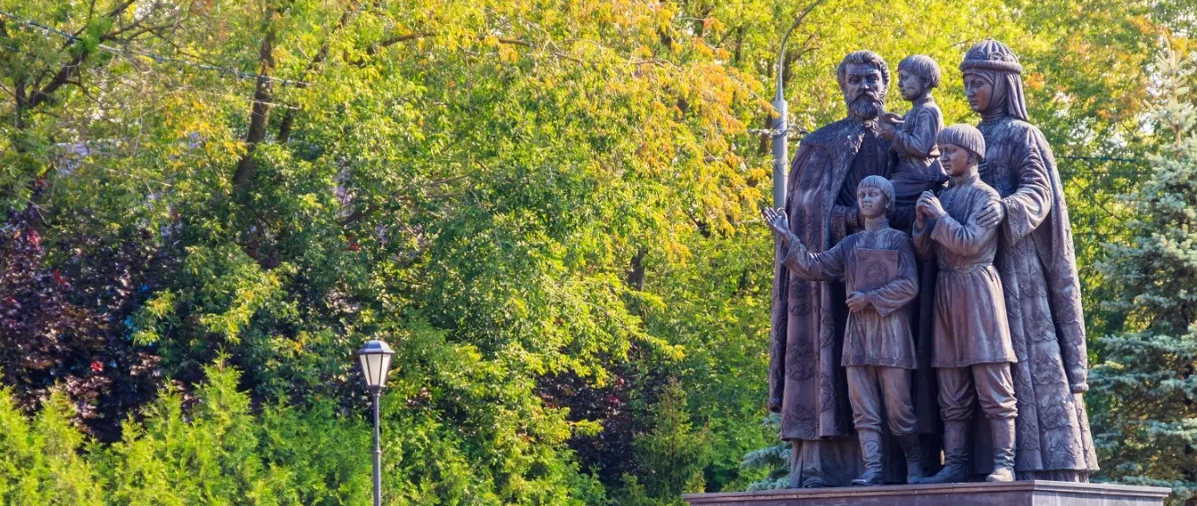 Памятник святым Кириллу и Марии Радонежским: родительское благословение