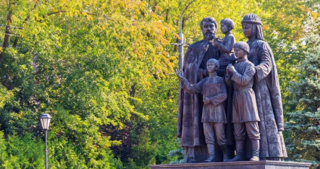 Памятник святым Кириллу и Марии Радонежским: родительское благословение