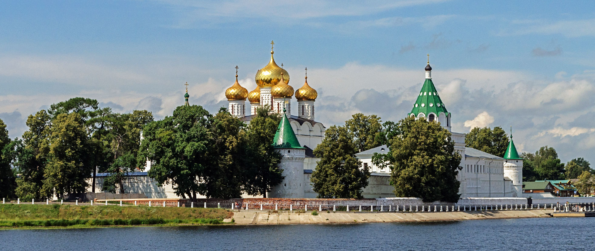 Свято-Троицкий Ипатьевский мужской монастырь «Колыбель» дома Романовых и главная историческая святыня Костромы на стрелке великой реки