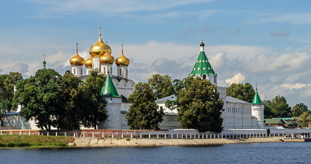 Свято-Троицкий Ипатьевский мужской монастырь «Колыбель» дома Романовых и главная историческая святыня Костромы на стрелке великой реки