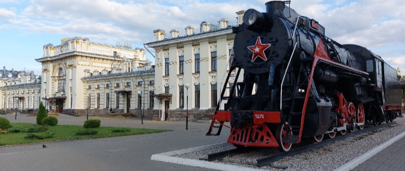 Железнодорожный вокзал и паровоз-памятник