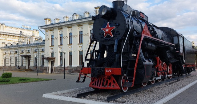 Железнодорожный вокзал и паровоз-памятник