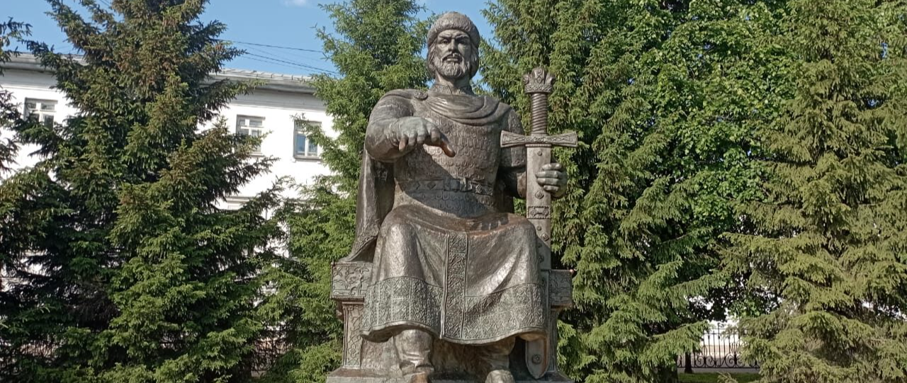 Памятник Юрию Долгорукому