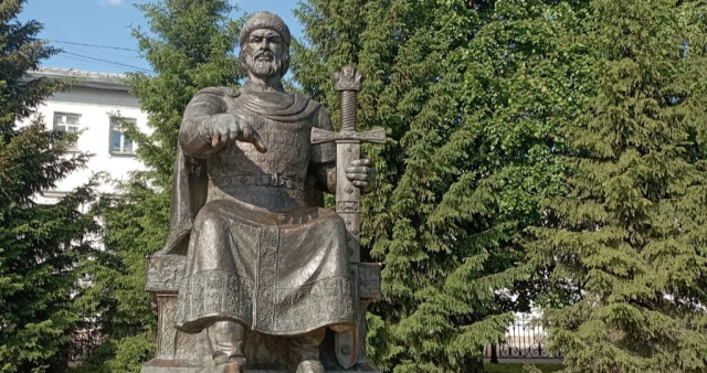 Памятник Юрию Долгорукому