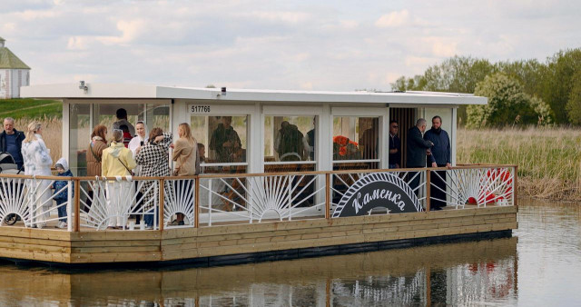 Речной трамвайчик(начинает работать с 1 мая)