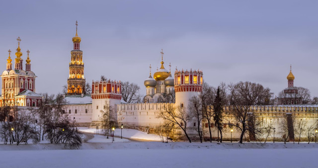 Москва: космический Новый год. Санкт-Петербург.